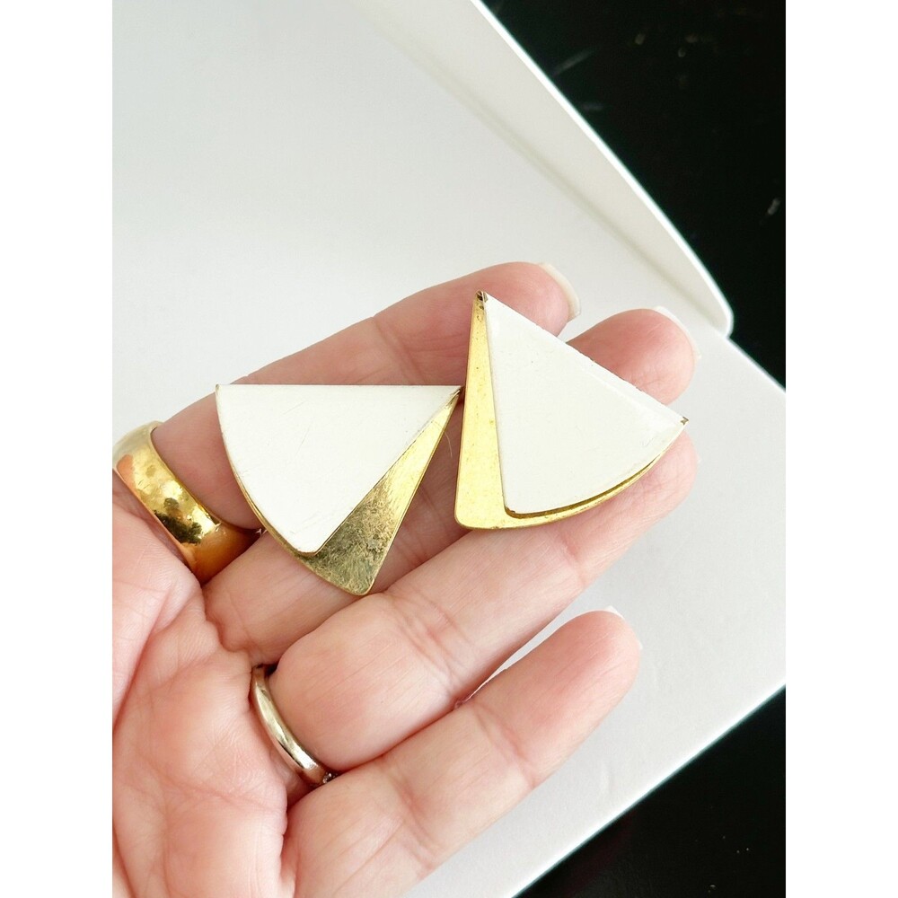 Crown Trifari Signed Earrings Clip on Gold Tone White Enamel Triangles - Picture 6 of 6